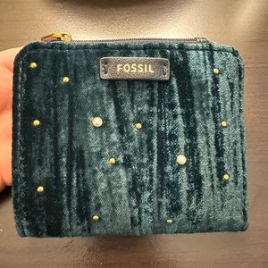 Fossil green velvet wallet. Brand new never been used. Perfect condition.